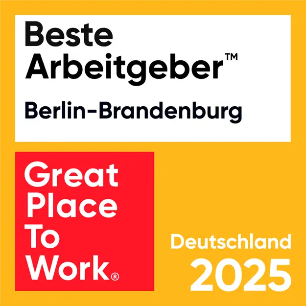 Beste Arbeitgeber Berlin-Brandenburg‘ von Great Place To Work, Deutschland 2025, mit schwarzer und weißer Schrift auf gelbem Hintergrund und rotem Logo