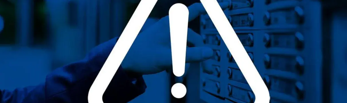 Eine Hand drückt eine Klingel, das Bild ist blau gefärbt, in der Mitte ist ein weißes Warnschild mit Ausrufezeichen