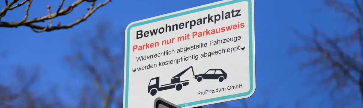 Bewohnerparkplatz Straßenschild mit Warnung zum Parken nur mit Parkausweis.