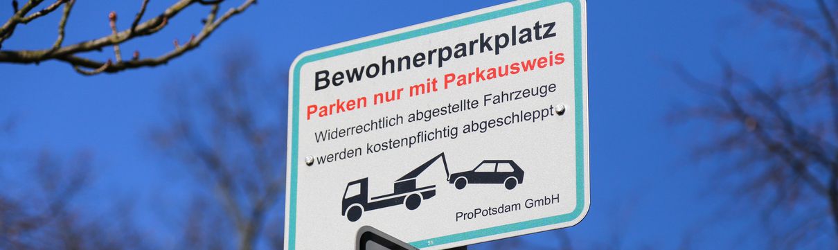 Bewohnerparkplatz Straßenschild mit Warnung zum Parken nur mit Parkausweis.