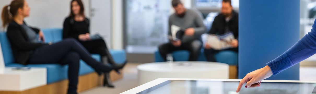 Dargestellt wird das Foyer der ProPotsdam in der Pappelallee, Kundeninformation am Touch-Tisch
