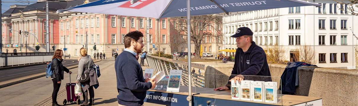 Mobiler Wagen der Potsdamer Touristeninformation auf der Langen Brücke