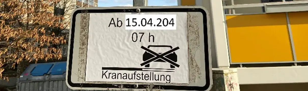 Parkverbotsschild und Hinweis zur Kranaufstellung ab 15.04.2024 ab 7 Uhr.