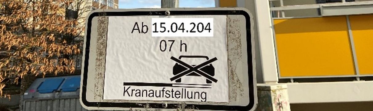 Parkverbotsschild und Hinweis zur Kranaufstellung ab 15.04.2024 ab 7 Uhr.