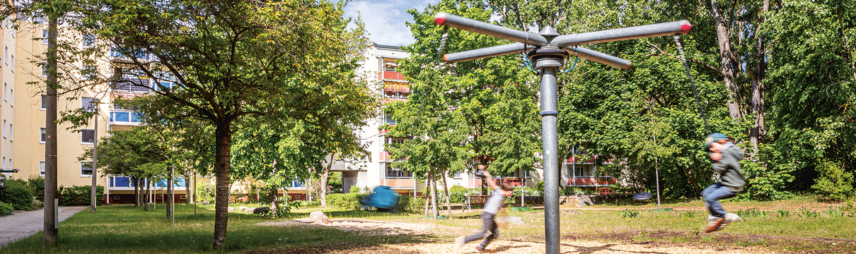 Ein grüner Hinterhof mit spielenden Kindern