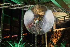 Discokugel, die an der Decke hängt