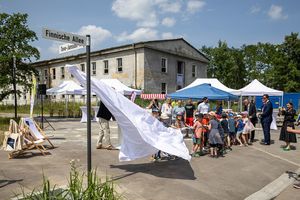 Einweihung der finnischen Straßenschilder in Krampnitz mit dem finnischen Botschafter und Vorschulkindern