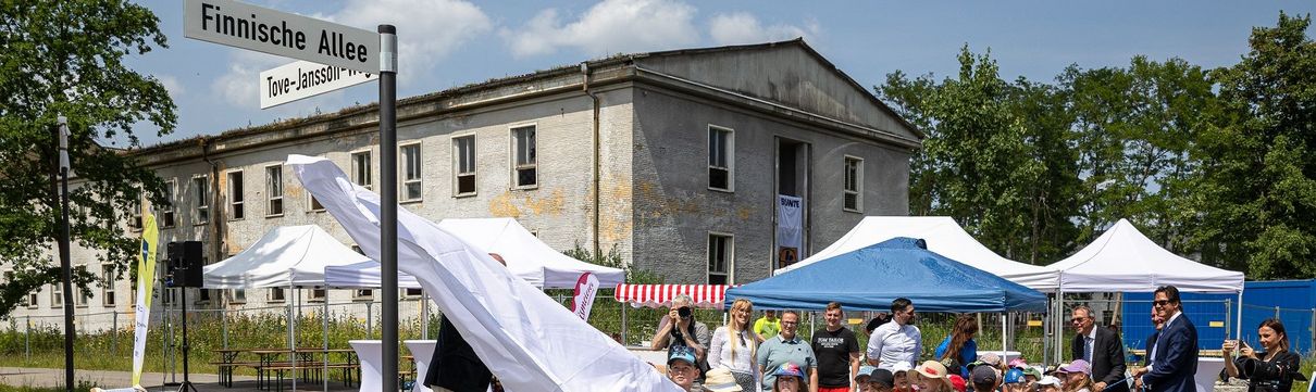 Einweihung der finnischen Straßenschilder in Krampnitz mit dem finnischen Botschafter und Vorschulkindern
