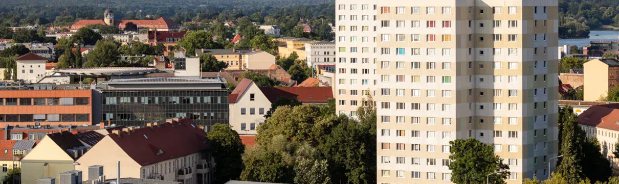 Luftaufnahme, die unterschiedlichste Gebäude innerhalb eines dicht bebauten städtischen Wohnraums zeigt