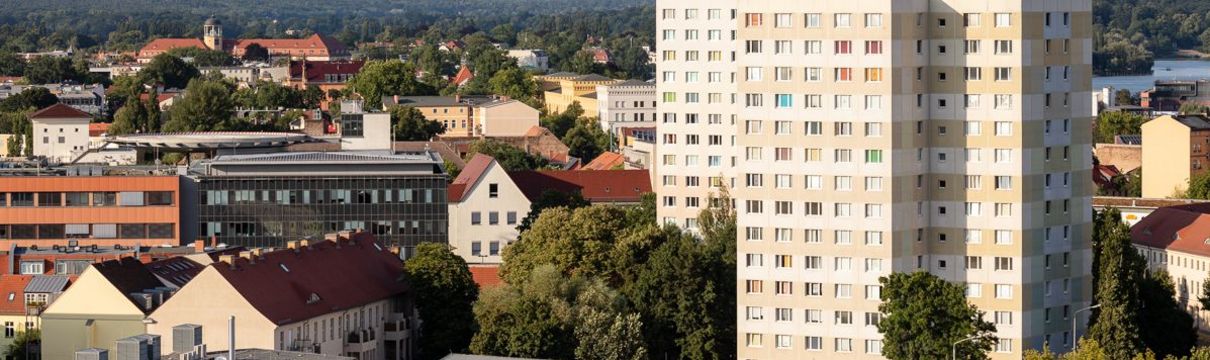 Luftaufnahme, die unterschiedlichste Gebäude innerhalb eines dicht bebauten städtischen Wohnraums zeigt