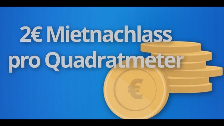 Blaue Fläche, vor der grafisch ein Stapel gelber Geldstücke und eine auf dem Rand stehenden Münze mit einem Eurozeichen drauf steht. Darüber läuft ein grauer Schriftzug: Zwei Euro Mietnachlass pro Quadratmeter