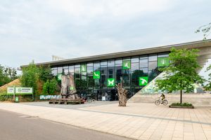 Ein langes Gebäude mit einer Glasfassade. 