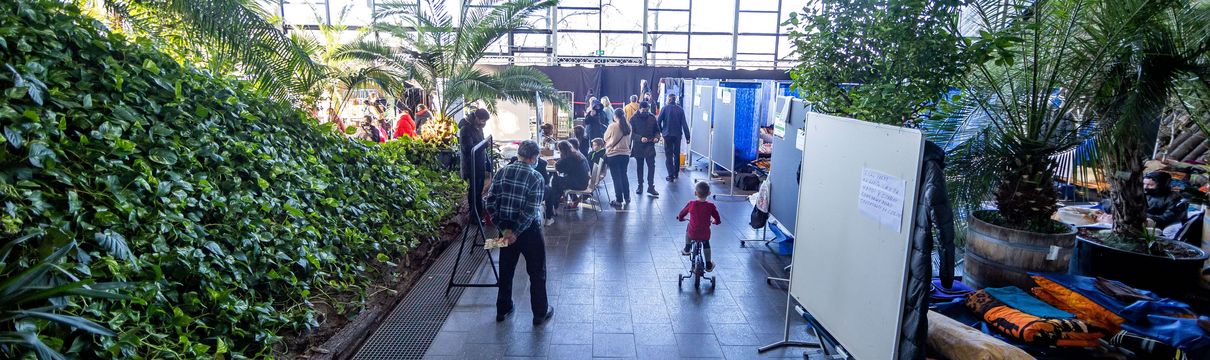 Anlaufstelle für Geflüchtete in der Orangerie der Biosphäre