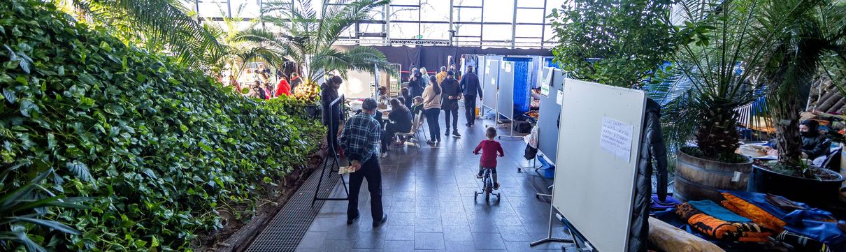 Anlaufstelle für Geflüchtete in der Orangerie der Biosphäre