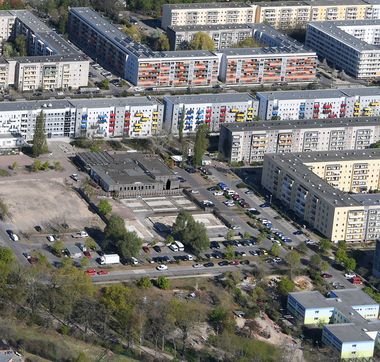 Luftaufnahme auf Stadtteil mit Plattenbauten und Innenhöfen