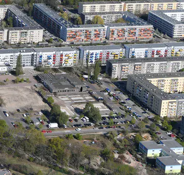 Luftaufnahme auf Stadtteil mit Plattenbauten und Innenhöfen