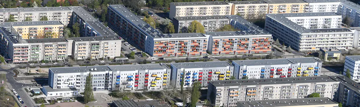 Luftaufnahme auf Stadtteil mit Plattenbauten und Innenhöfen