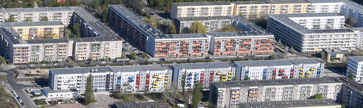 Luftaufnahme auf Stadtteil mit Plattenbauten und Innenhöfen