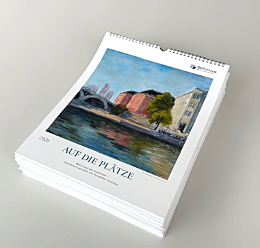 Kunstkalender auf Stapel, Bild zeigt Gebäude am Fluss Havel
