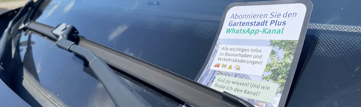Ein bunter Hand-Flyer der an eine Windschutzscheibe gelegt ist.