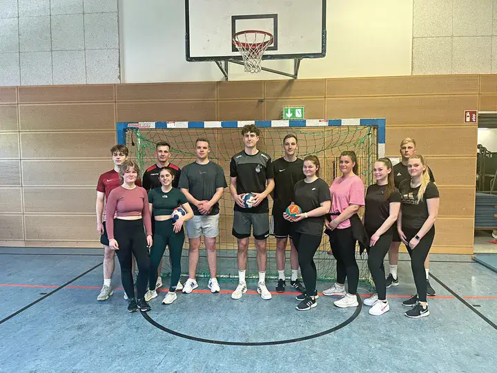 Handballspieler Nils Fuhrmann und Auszubildende der ProPotsdam beim Probetraining.
