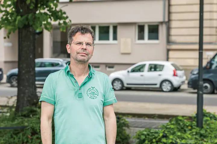 Dr. Olaf Glöckner steht in der Potsdamer Mitte.