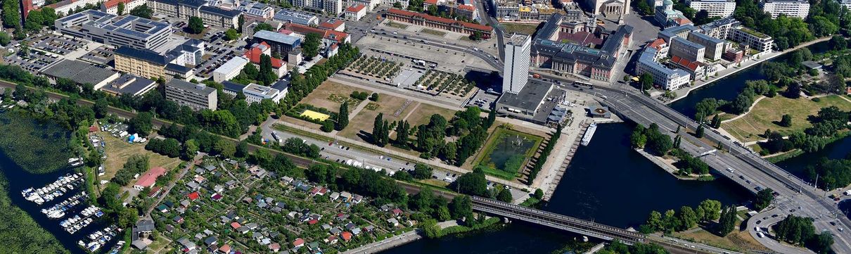 Ein Luftbild der Potsdamer Innenstadt. Zu sehen sind Häuser, Straßen und Wasser. 