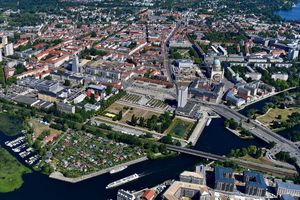 Ein Luftbild der Potsdamer Innenstadt. Zu sehen sind Häuser, Straßen und Wasser. 