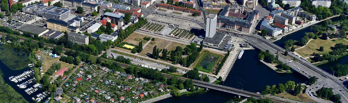 Ein Luftbild der Potsdamer Innenstadt. Zu sehen sind Häuser, Straßen und Wasser. 