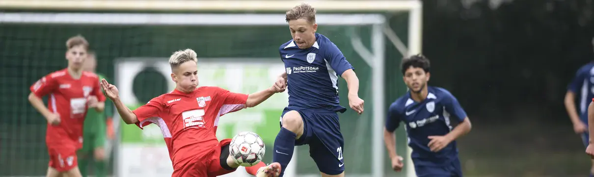 Mehrere junge Nachwuchsspieler vom SV Babelsberg 03 spielen Fußball. Im Hintergrund ist das Tor zu sehen.