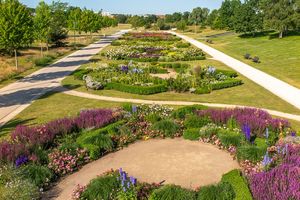 Parkfläche mit angelegten Blumen in verschiedenen Farben.