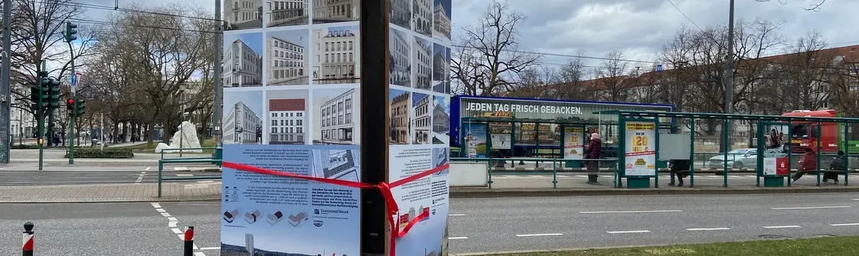 Ausstellung Architektur-Entwürfe Block IV (Foto: Anna Winkler) Aufgestellte Bildtafeln mit Architektur-Entwürfen auf dem Gehweg.