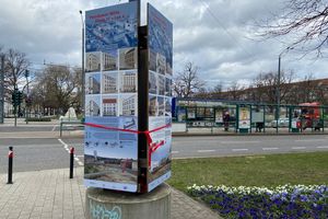 Aufgestellte Bildtafeln mit Architektur-Entwürfen auf dem Gehweg. 