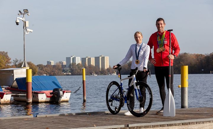 Laura Lindemann und Sebastian Brendel stehen am Steg an der Havel.