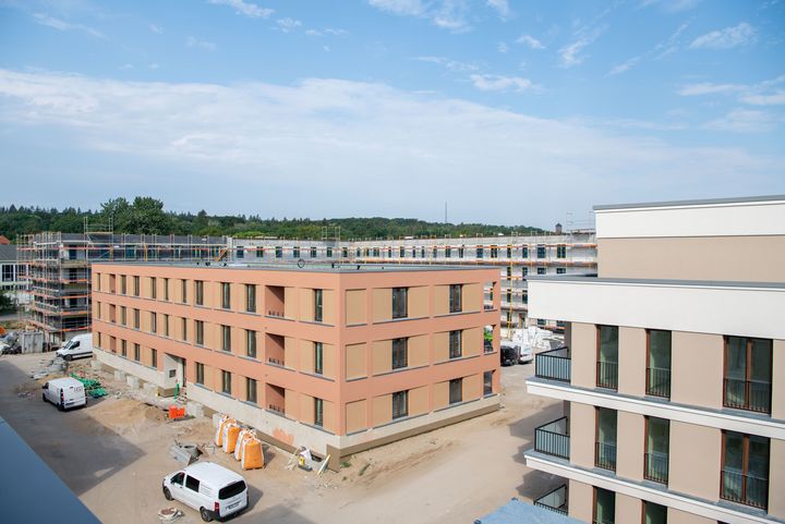 Blick über die noch im Bau befindlichen Neubauten in der Heinrich-Mann-Allee