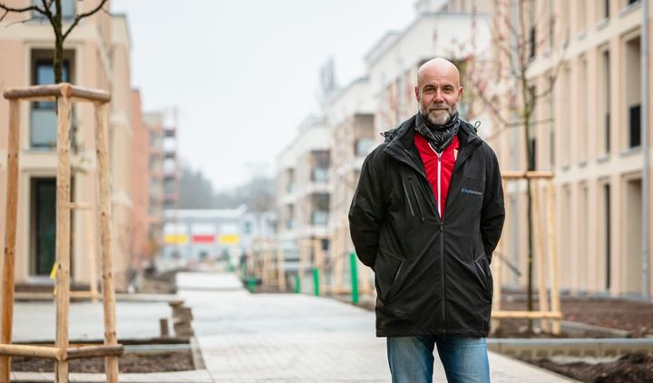 ProPotsdam-Projektleiter Steffen Konrad auf der Baustelle in der Heinrich-Mann-Allee