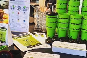 Zu sehen sind PotsPRESSO-Kaffeebecher, Flyer und Gläser.