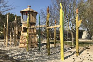 Spielgeräte auf dem Wasserspielplatz im Volkspark Potsdam