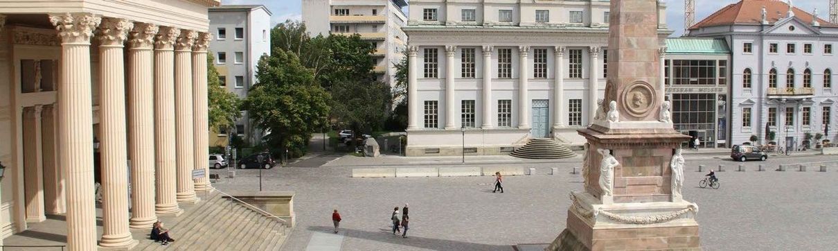 Der Blick auf den Obelisk am Alten Markt