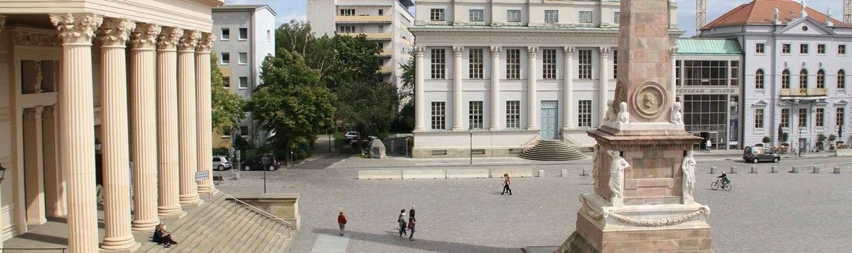 Der Blick auf den Obelisk am Alten Markt