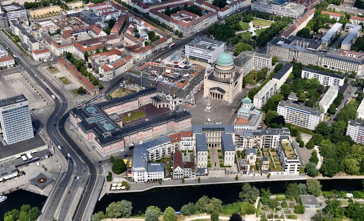 Luftaufnahme über städtisches Gebiet mit gut sichtbarer Kirchenkuppel
