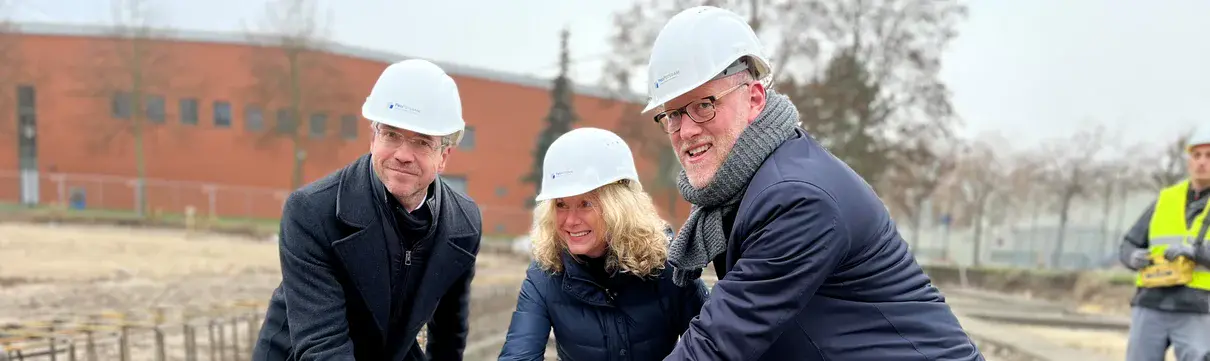 Neue Attraktionen für die Eliteschule des Sports (Foto: Jessica Beulshausen) Oberbürgermeister Schubert, Schulleiterin Dr. Iris Gerloff und ProPotsdam-Geschäftsführer Bert Nicke halten den Grundstein.