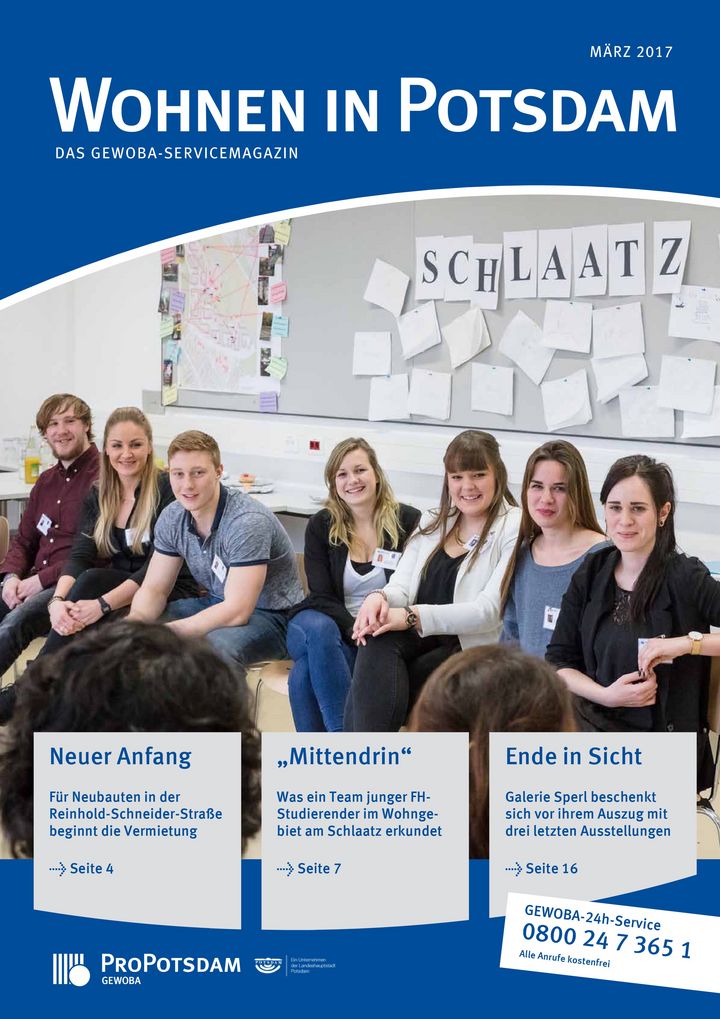Cover des Gewoba-Servicemagazins Wohnen in Potsdam sieben jungen sitzenden Menschen, auf einer Pinnwand hinter ihnen ist das Wort Schlaatz zu lesen