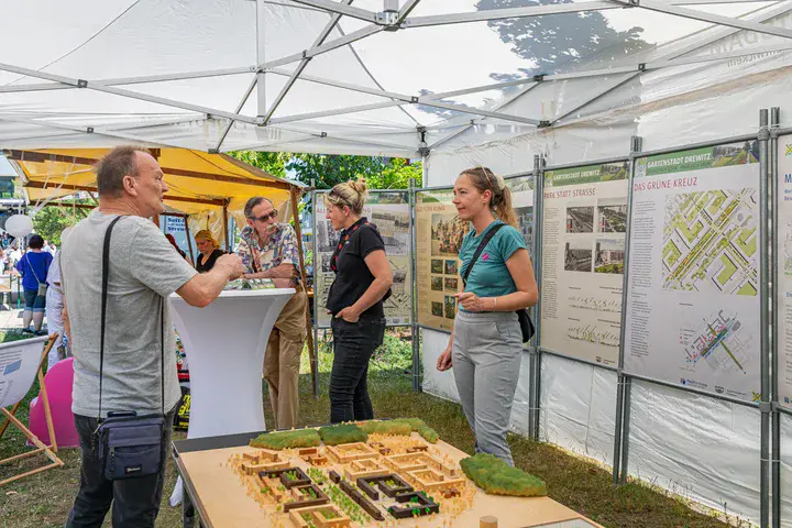 Informationsstand mit Ausstellungstafeln und Stadtteilmodell über die Gartenstadt Drewitz. 