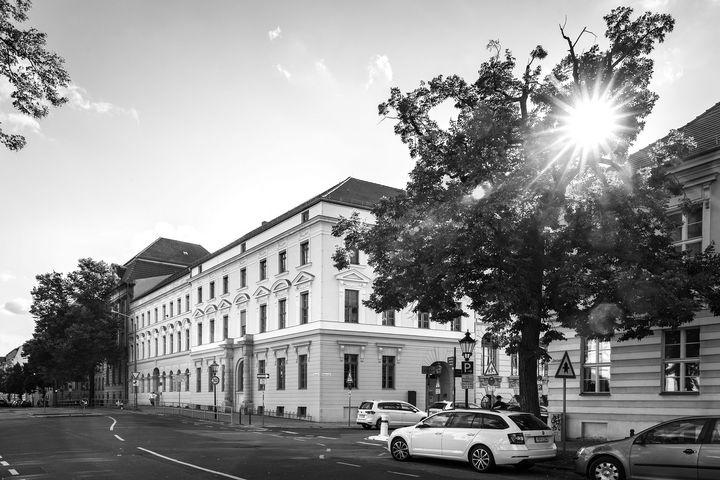 Schwarz-Weiß-Foto zeigt großes barockes Haus an einer Straßenseite