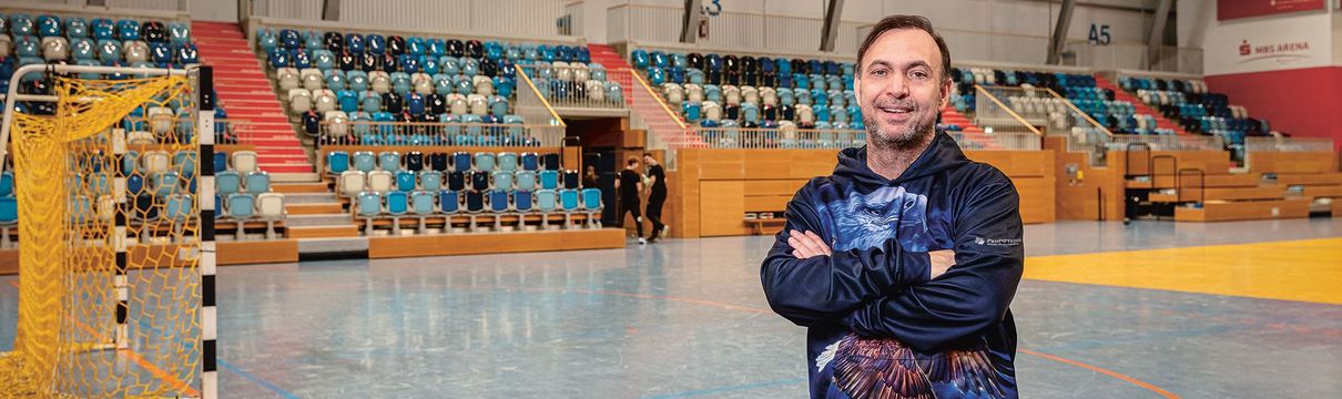 Handball-Trainer und Sportfunktionär Bob Hanning steht in der Sporthalle der MBS-Arena.