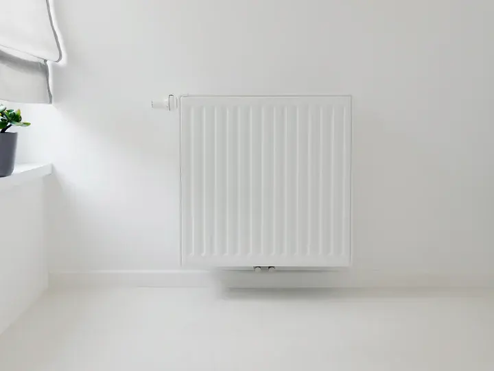 weißer Heizkörper in weißem Raum an weißer Wand
