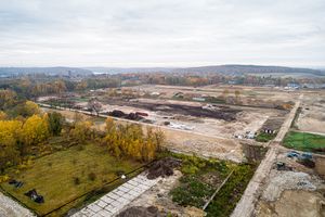 Ein Baugelände mit Baggern und Autos aus der Luft gesehen