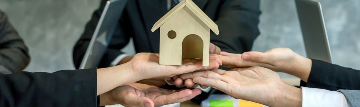 Auszubildende besprechen das Thema Immobilien