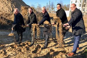 Die Geschäftsführer der ProPotsdam, der Oberbürgermeister, der Baubeigeordnete der Stadt und der Minister für Infrastruktur und Landesplanung haben alle Spaten mit einer Schaufel Sand in der Hand.